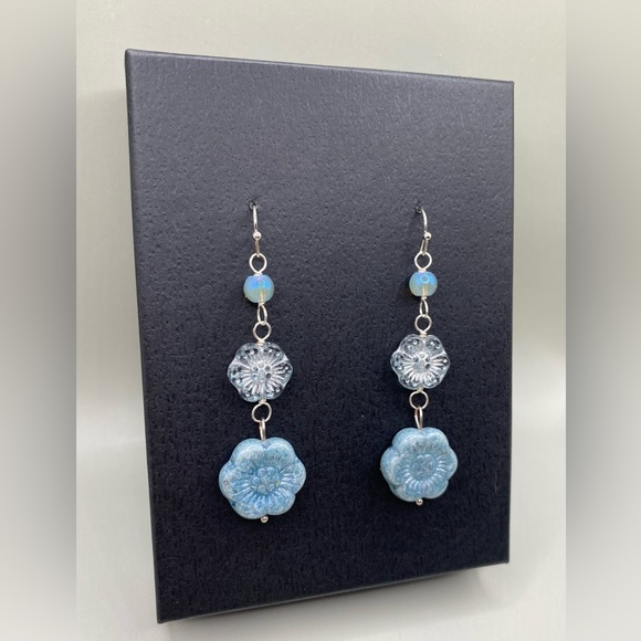 💧🌼Periwinkle Flower Czech Glass Beaded Earrings - Picture 2 of 3